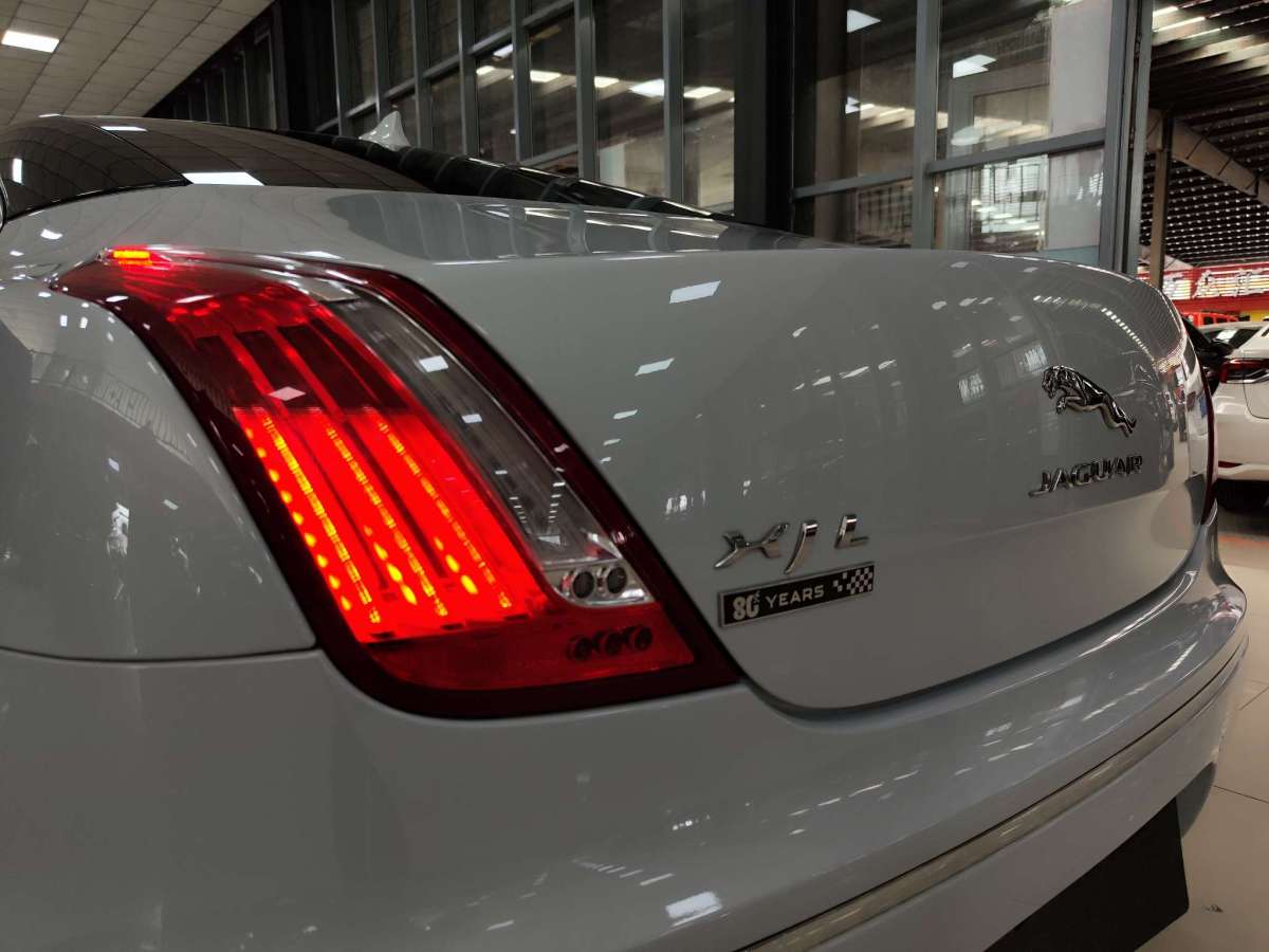 捷豹 XJ  2015款 XJL 2.0T 典雅商務(wù)80周年典藏版圖片