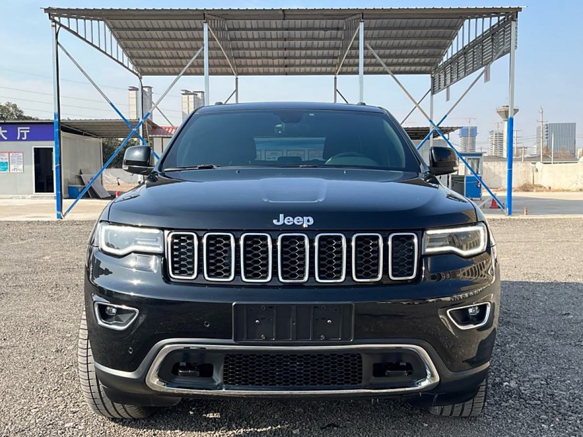 Jeep 大切諾基  2017款 3.0L 舒享導(dǎo)航版圖片