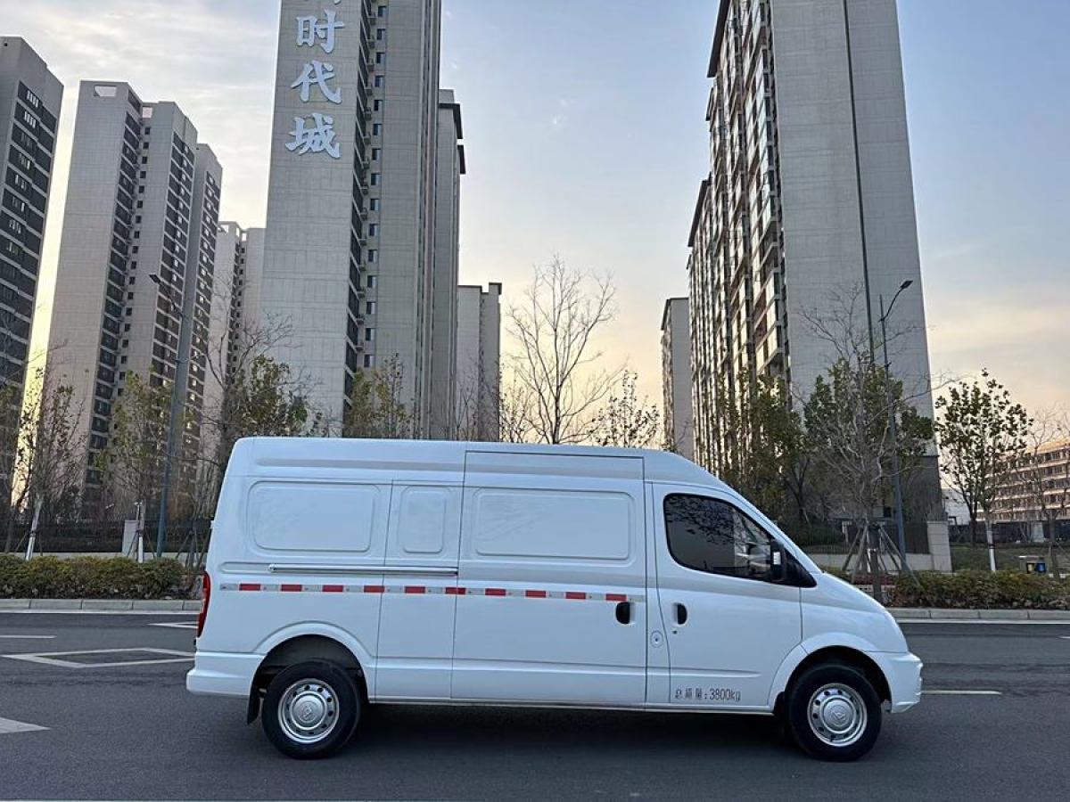 上汽大通 V80  2023款 2.0T PLUS 手動(dòng)廂式車(chē)VAN長(zhǎng)軸中頂3座圖片