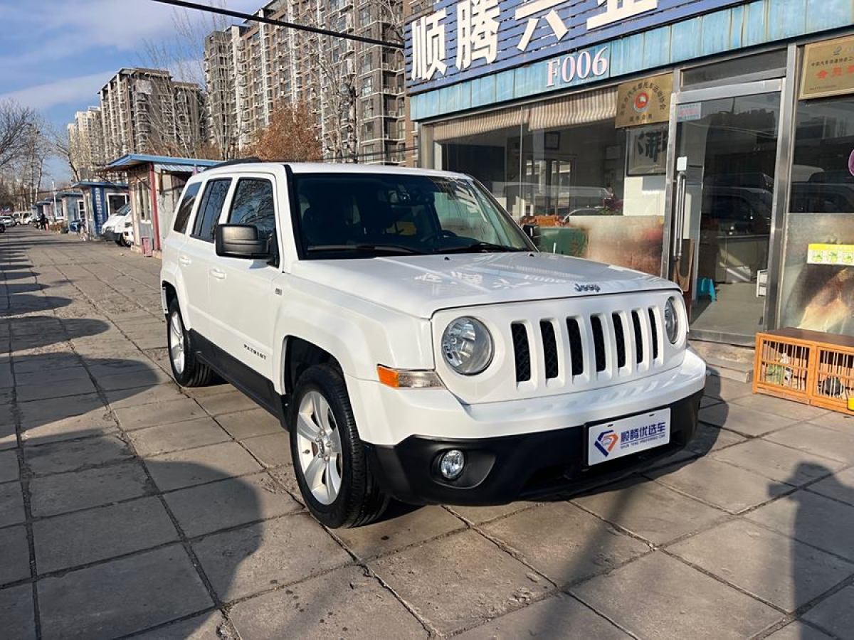 Jeep 自由客  2014款 2.0L 運(yùn)動(dòng)增強(qiáng)版圖片