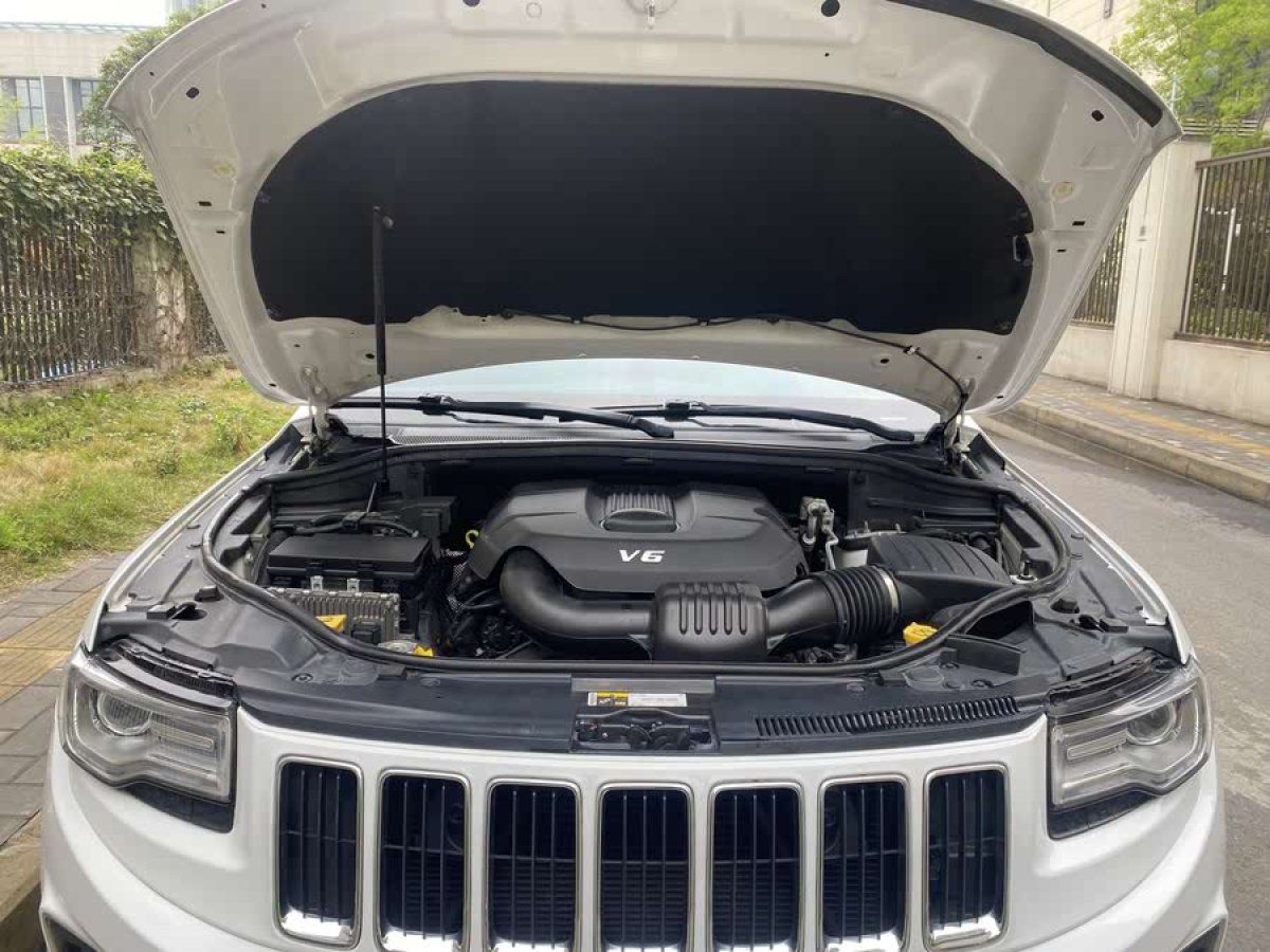 Jeep 大切諾基  2016款 3.0L 舒享導(dǎo)航版圖片