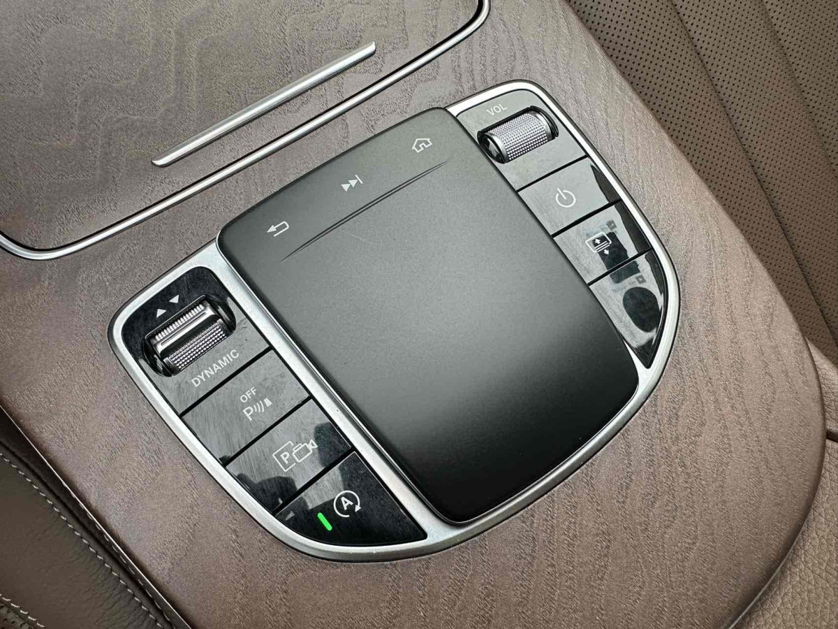 2020年5月奔驰 奔驰E级  2020款 改款 E 300 L 殊享版