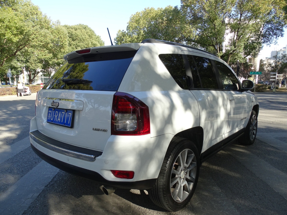 Jeep 指南者  2013款 2.0L 兩驅(qū)炫黑豪華版圖片