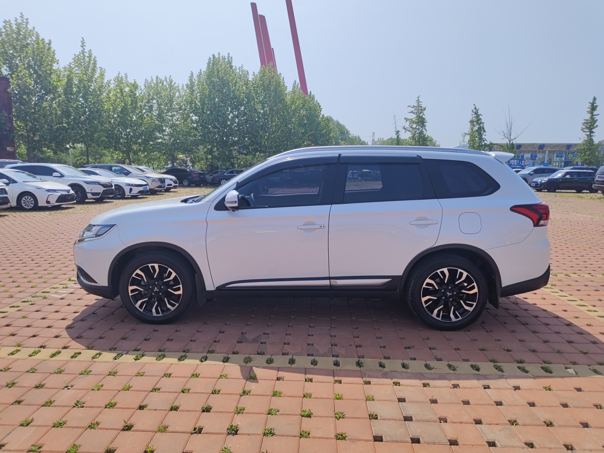 三菱 歐藍(lán)德  2019款 2.0L 兩驅(qū)暢享版 5座圖片