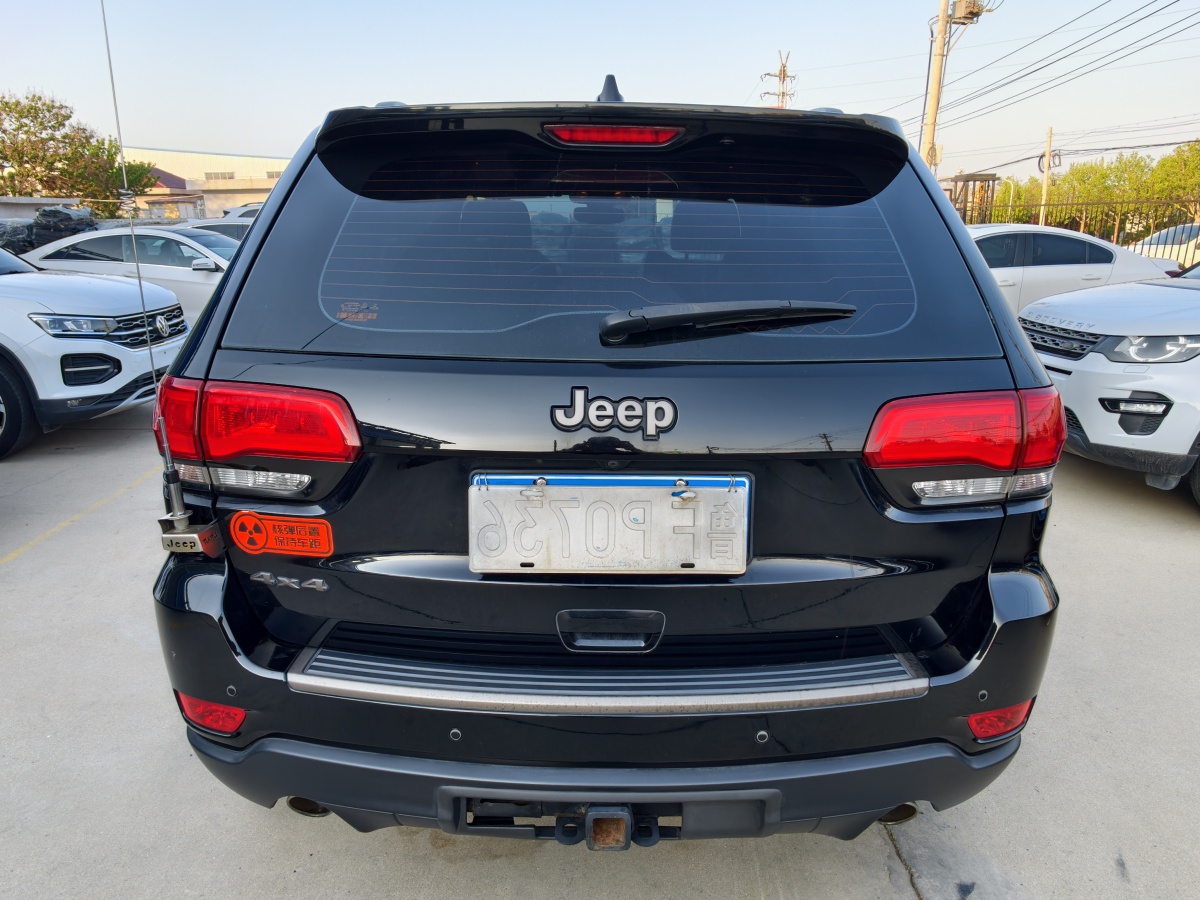 Jeep 大切諾基  2017款 3.0L 舒享導(dǎo)航版圖片