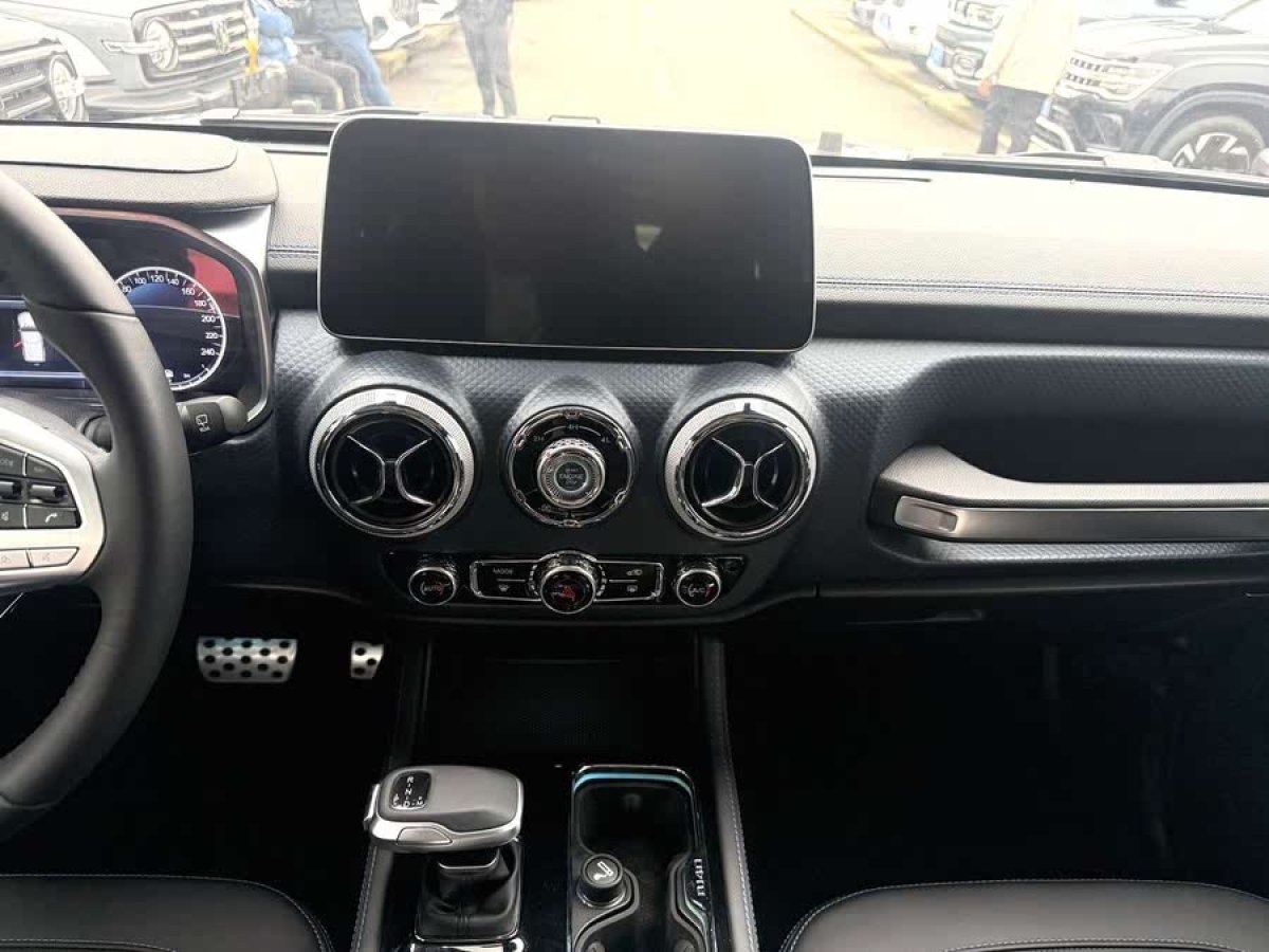 北京 BJ40  2023款 2.0D 自動四驅(qū)刀鋒英雄版?zhèn)b客型圖片