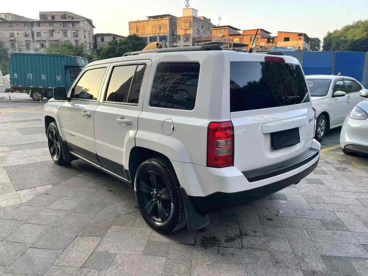 Jeep 自由客  2013款 2.4 豪華導(dǎo)航版圖片