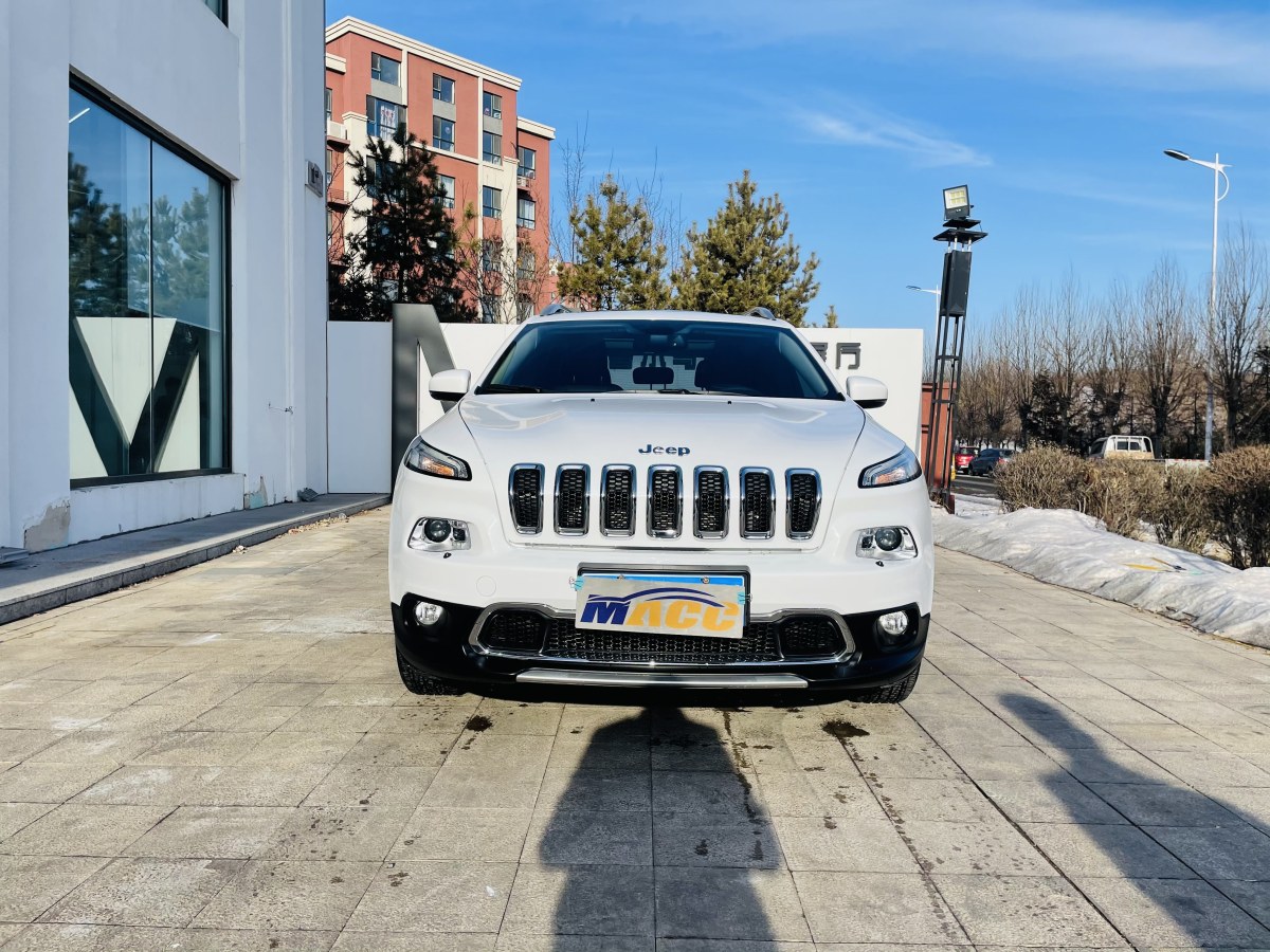 Jeep 自由光  2020款 2.0L 兩驅(qū)經(jīng)典運(yùn)動(dòng)版圖片