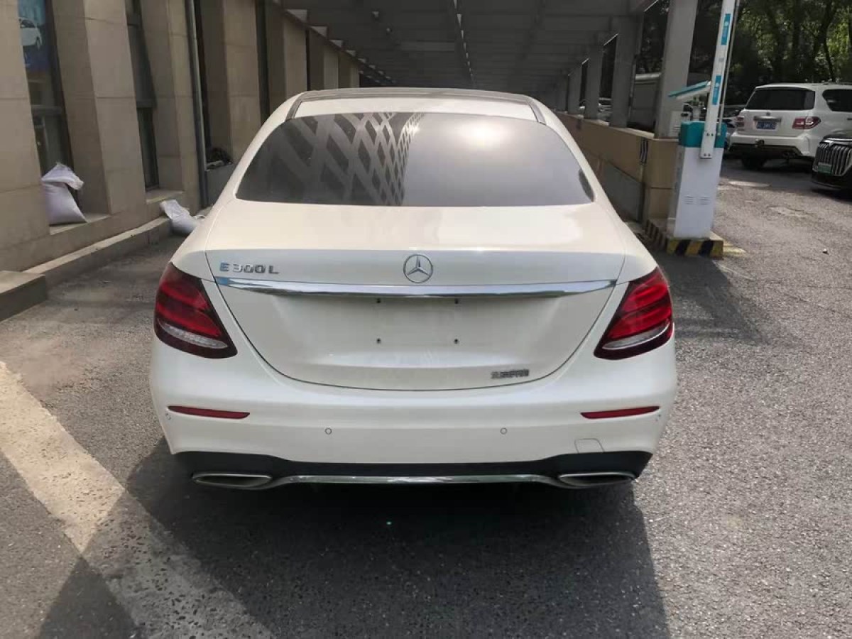 奔馳 奔馳E級  2020款 改款 E 300 L 運動時尚型圖片