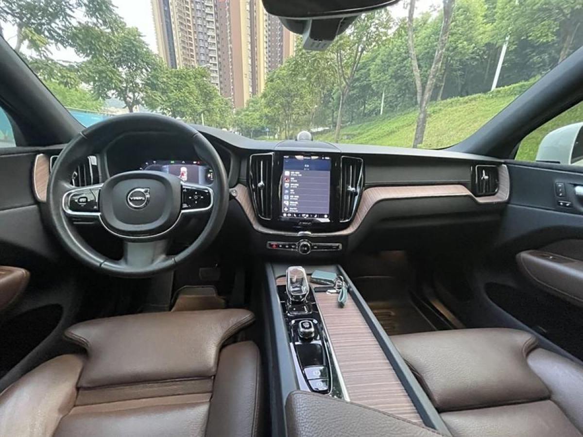 沃爾沃 XC60新能源  2022款 改款 T8 插電混動 四驅(qū)智遠(yuǎn)豪華版圖片