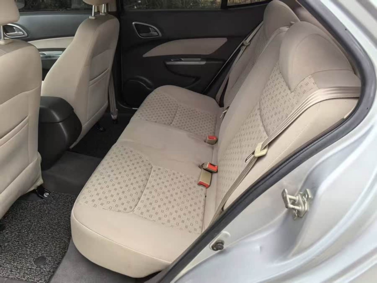 寶駿 630  2013款 1.5L 手動標(biāo)準(zhǔn)型圖片