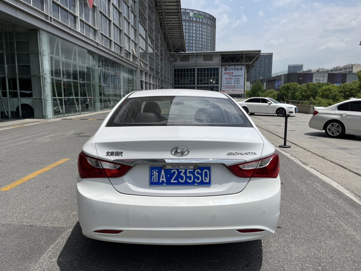 現(xiàn)代 索納塔  2011款 2.0L 自動(dòng)領(lǐng)先版圖片