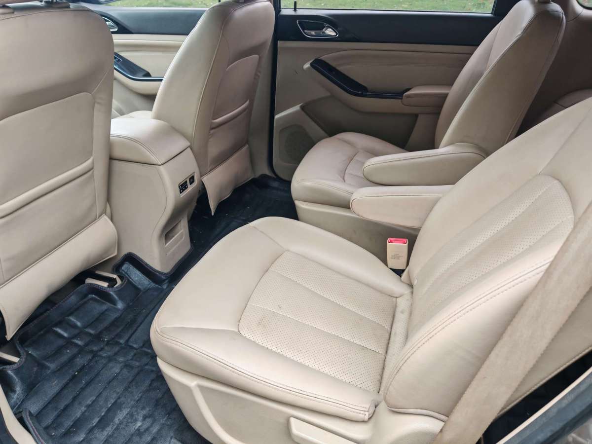 寶駿 730  2014款 1.5L 手動標(biāo)準(zhǔn)型 7座圖片