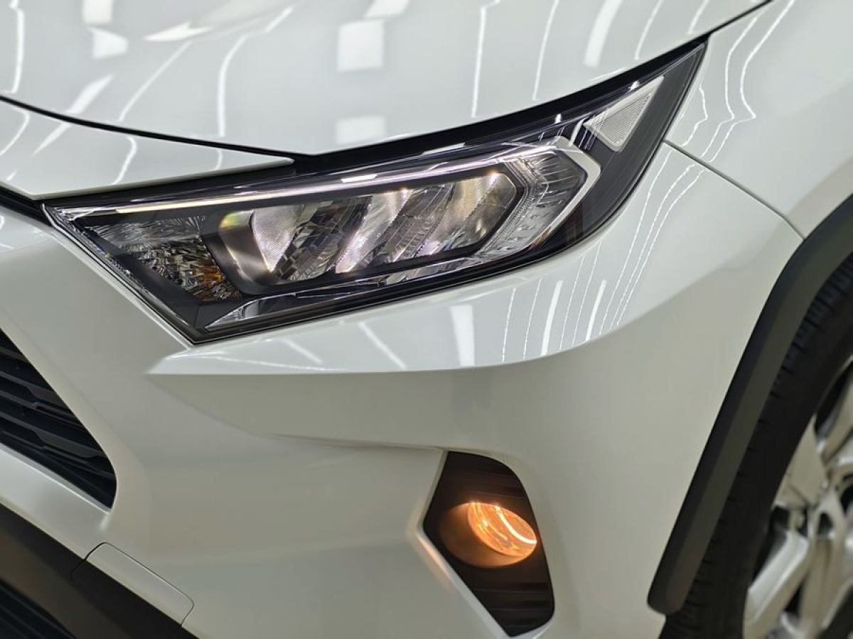 2022年3月豐田 RAV4榮放  2021款 2.0L CVT四驅(qū)風(fēng)尚版