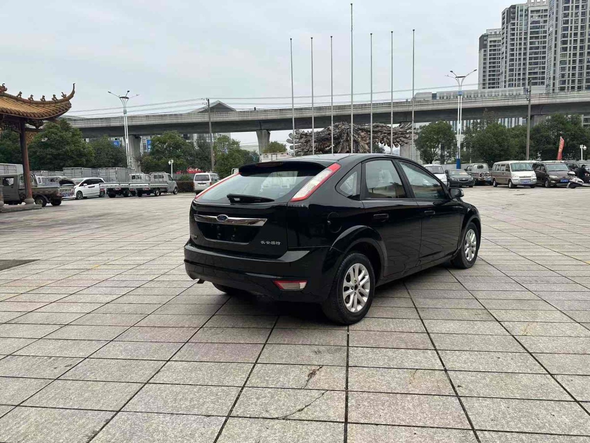 福特 ?？怂? 2013款 兩廂經(jīng)典 1.8L 自動基本型圖片