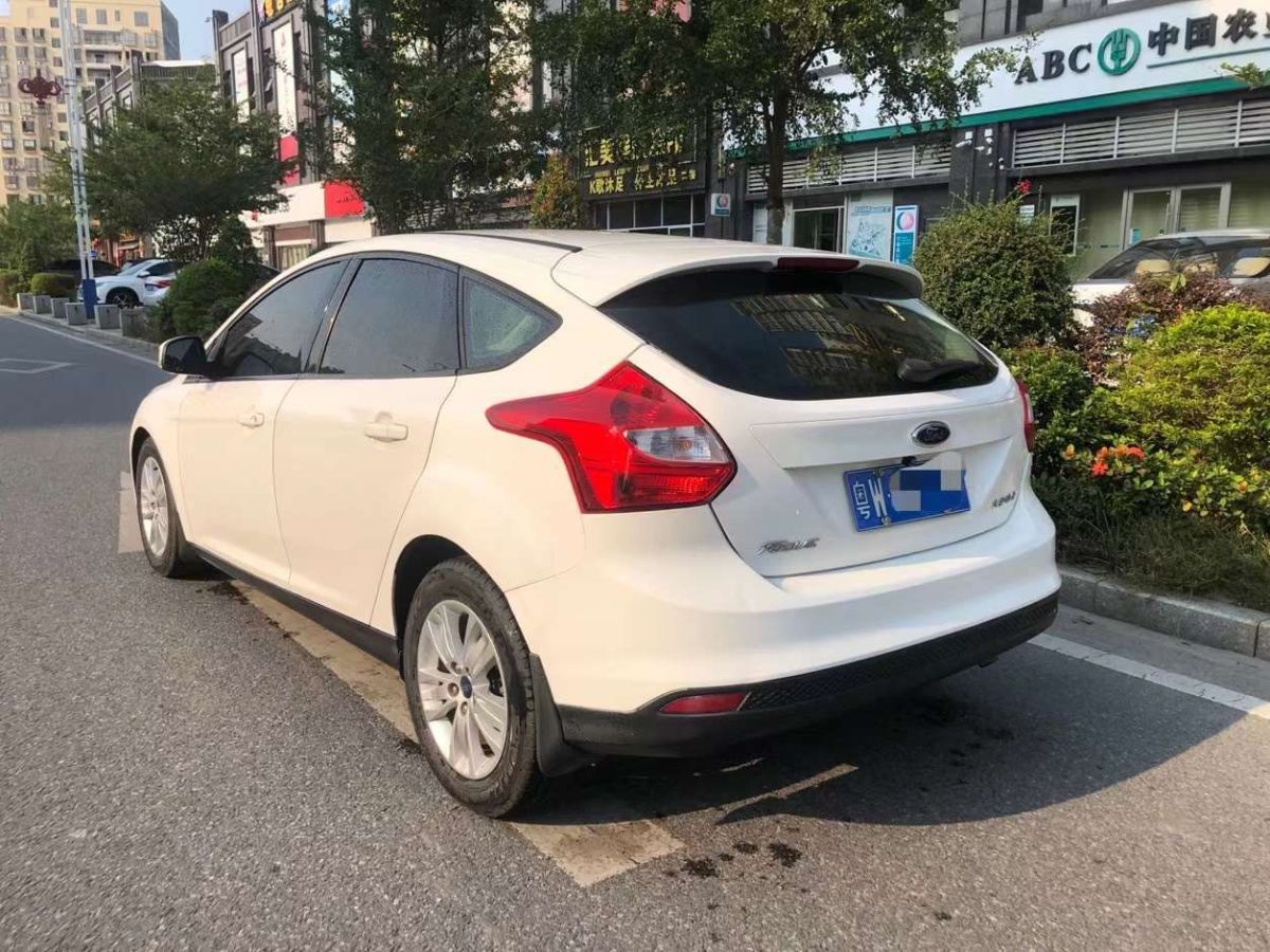 福特 福克斯 2013款 三厢经典 1.8l 自动基本型图片