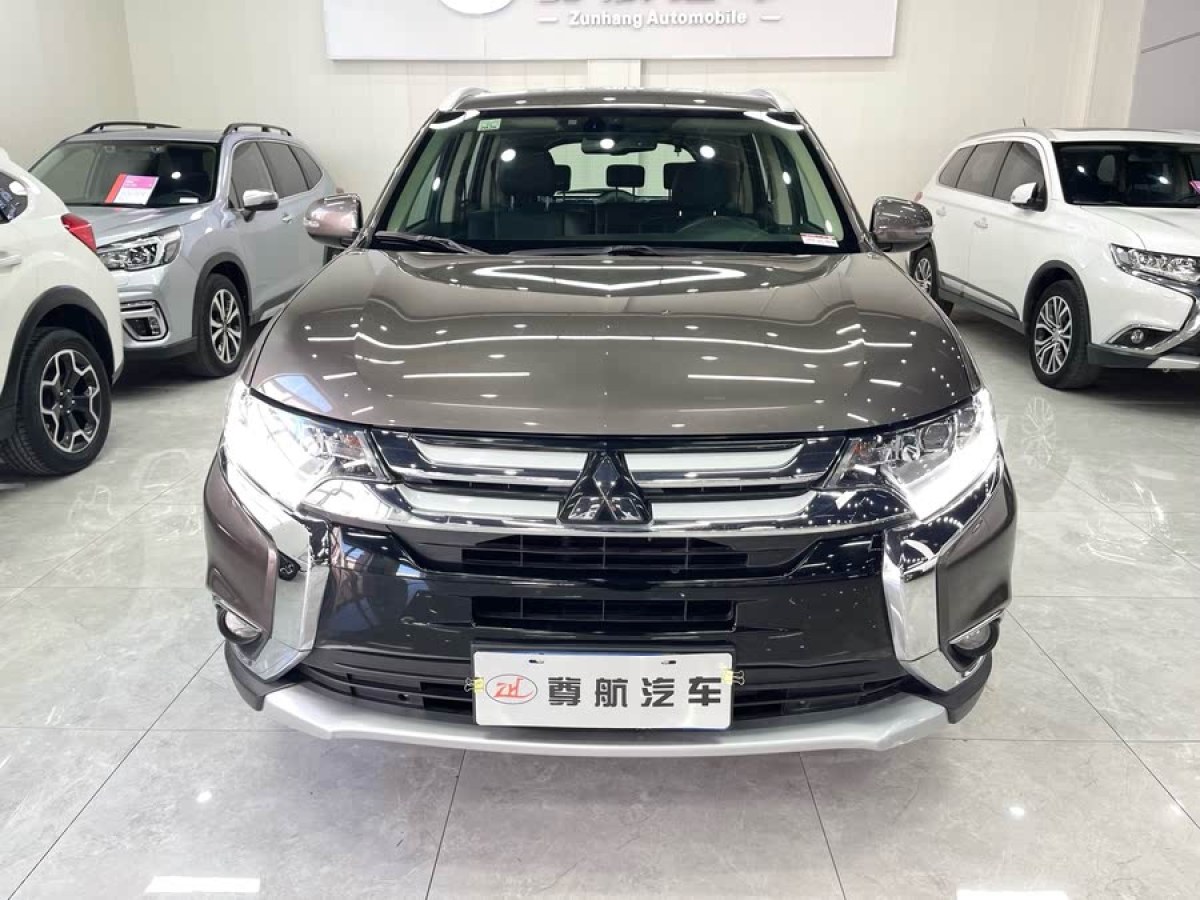 三菱 歐藍(lán)德  2018款 2.4L 四驅(qū)精英版 5座圖片