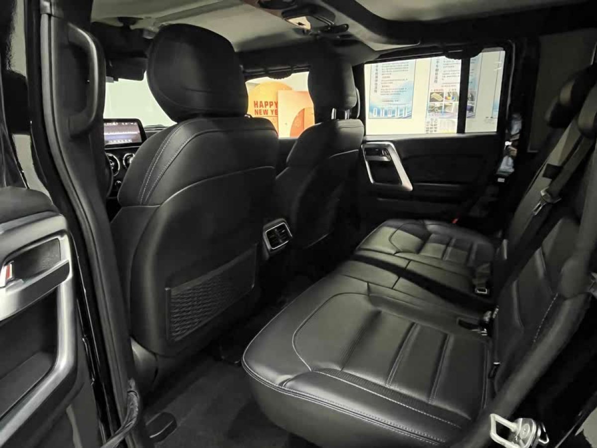 北京 BJ40  2020款 2.0T 自動(dòng)四驅(qū)城市獵人版?zhèn)b客型圖片