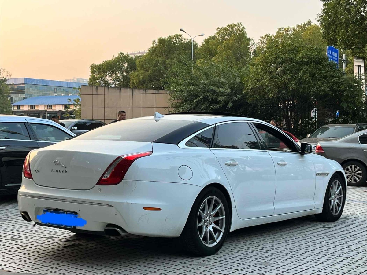 捷豹 XJ  2013款 XJL 2.0T 典雅商務(wù)版圖片