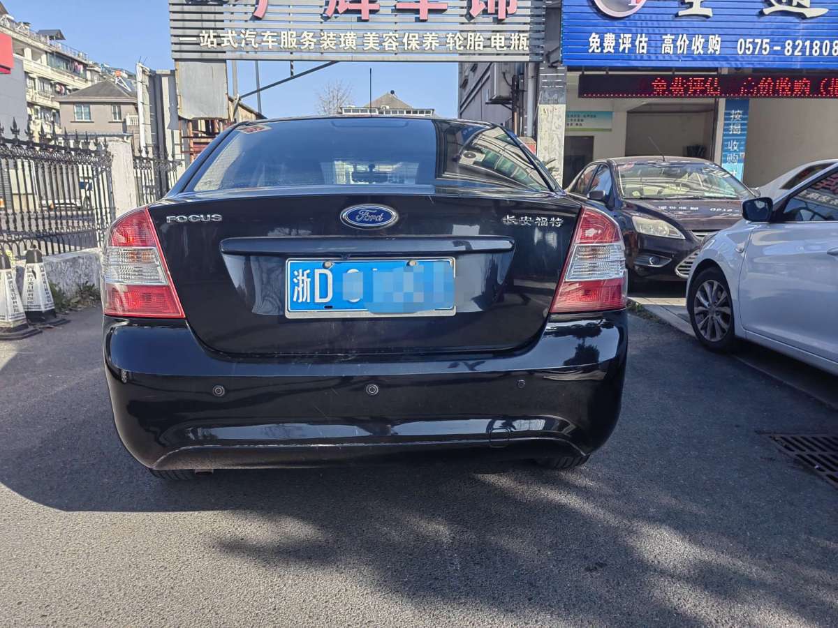 福特 ?？怂? 2013款 三廂經(jīng)典 1.8L 自動(dòng)基本型圖片