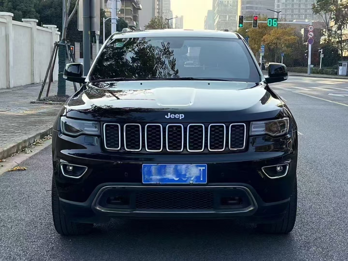 Jeep 大切諾基  2017款 3.0L 舒享導(dǎo)航版圖片