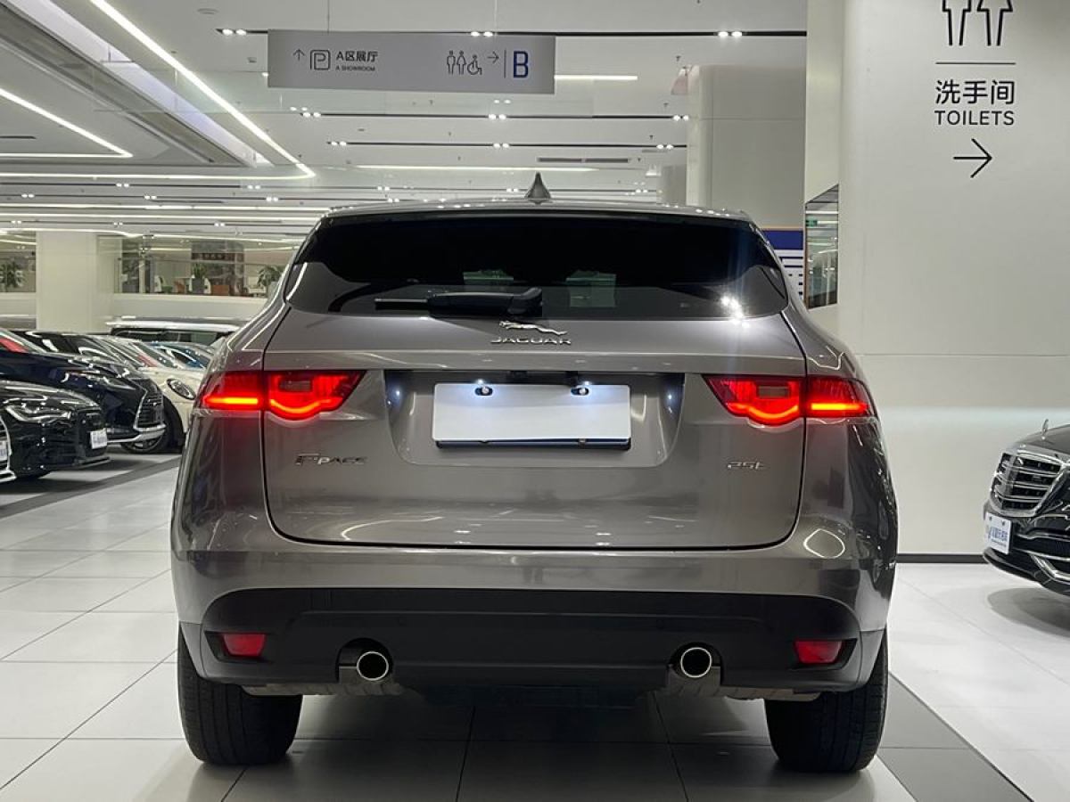 2017年2月捷豹 F-PACE  2016款 2.0T 兩驅(qū)R-Sport運動版