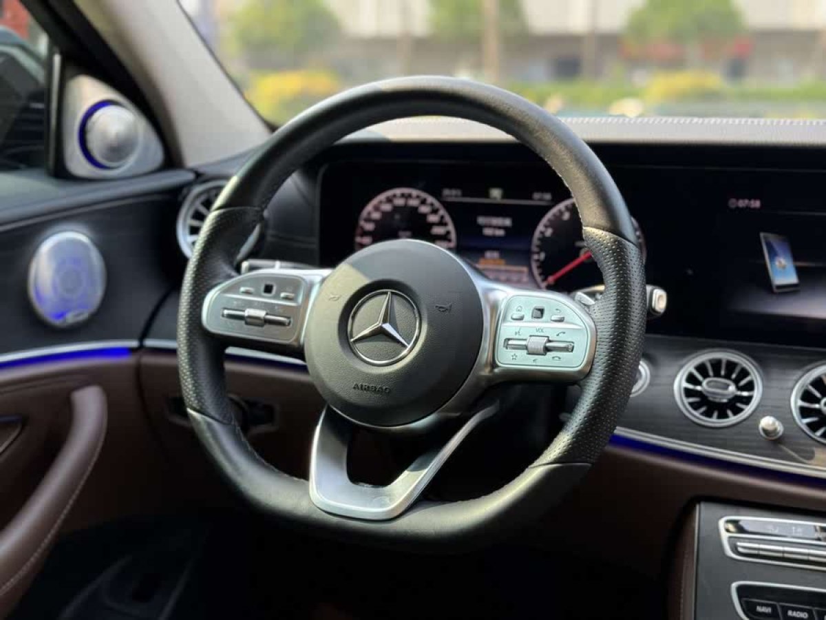 奔馳 奔馳E級  2020款 改款 E 300 L 運動時尚型圖片
