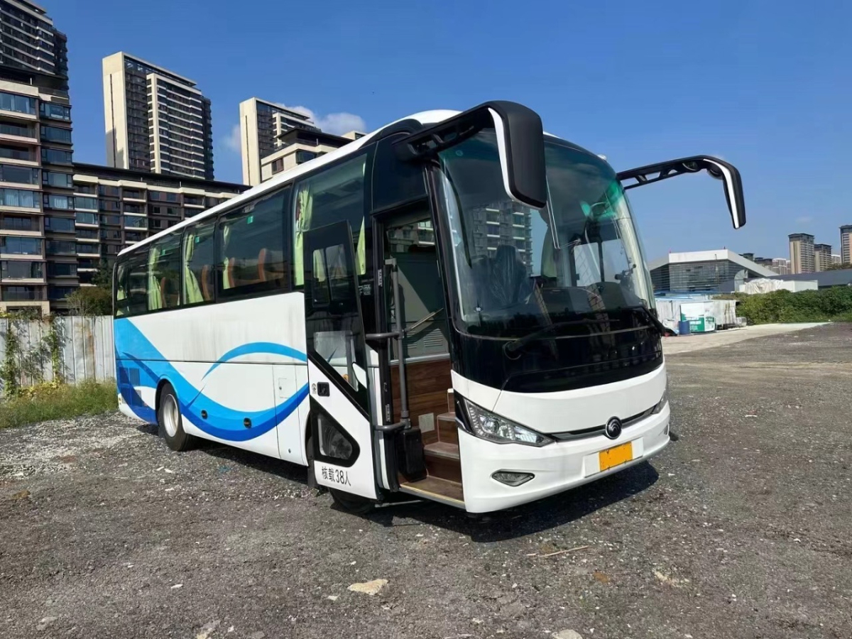 同款兩臺國六38座準(zhǔn)新宇通6907氣囊旅游車圖片