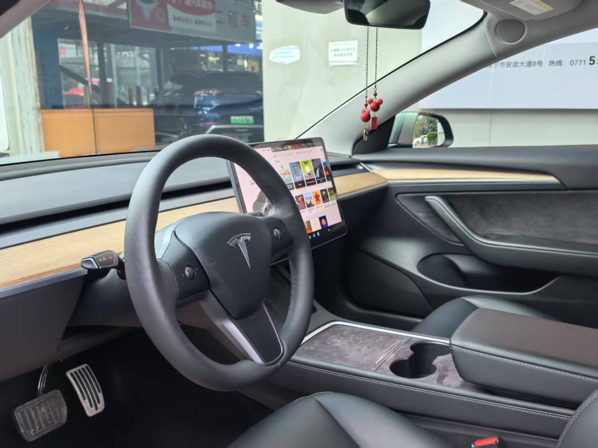 特斯拉 Model 3  2021款 改款 標(biāo)準(zhǔn)續(xù)航后驅(qū)升級版圖片