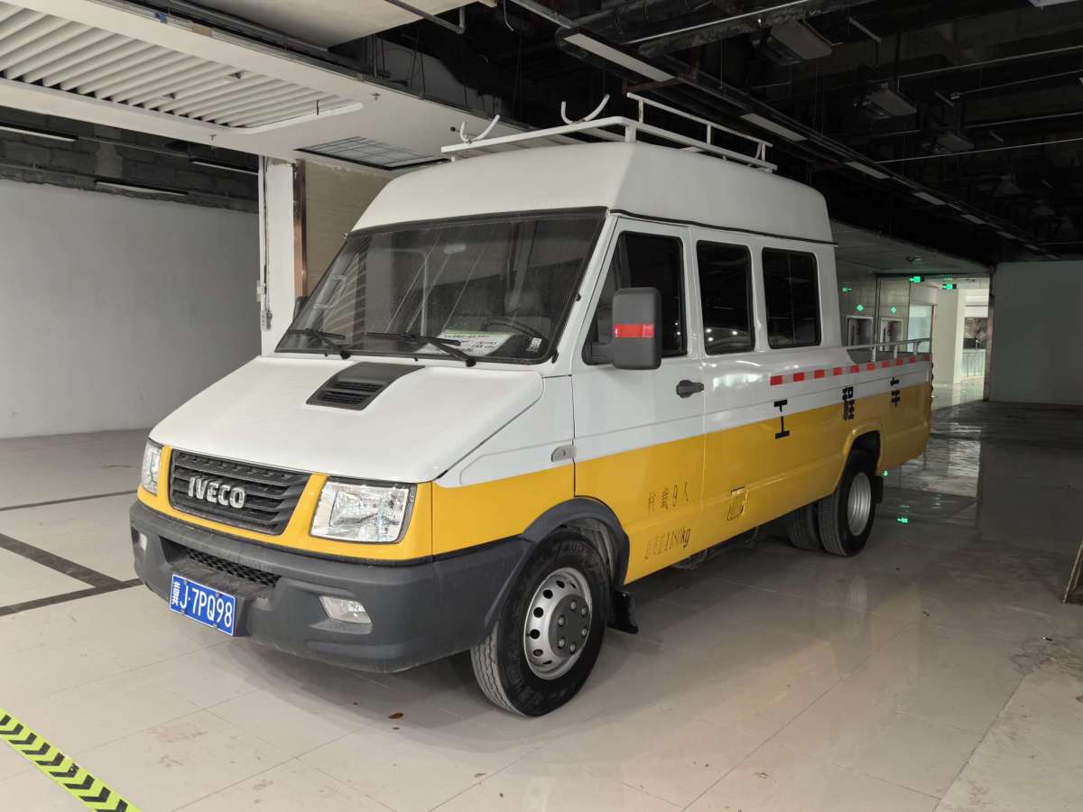 依維柯 得意  2021款 2.8T A40 M2客車10-17座長(zhǎng)軸中頂雙胎手動(dòng)門圖片