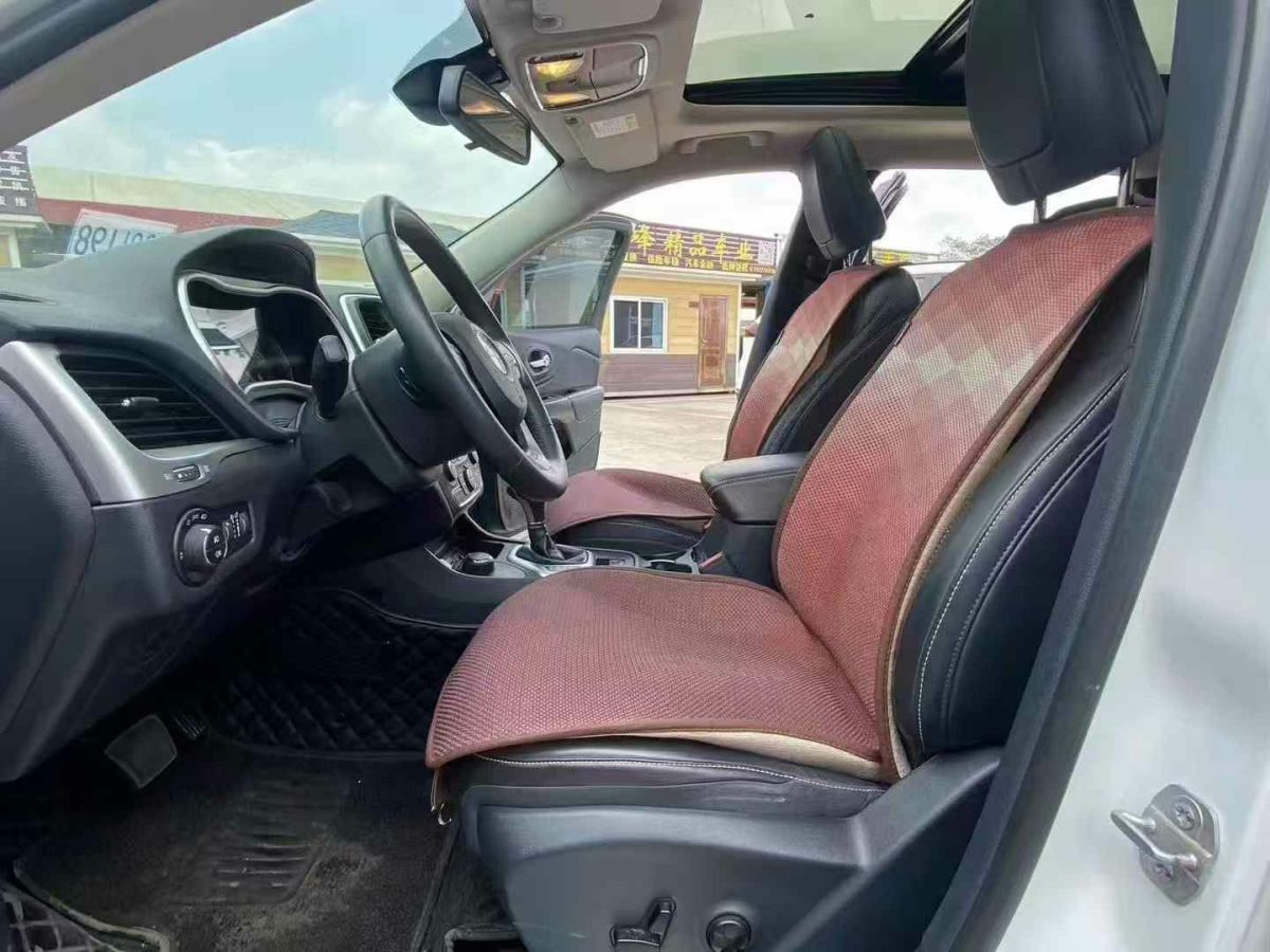 Jeep 自由光  2016款 2.0L 優(yōu)越版圖片