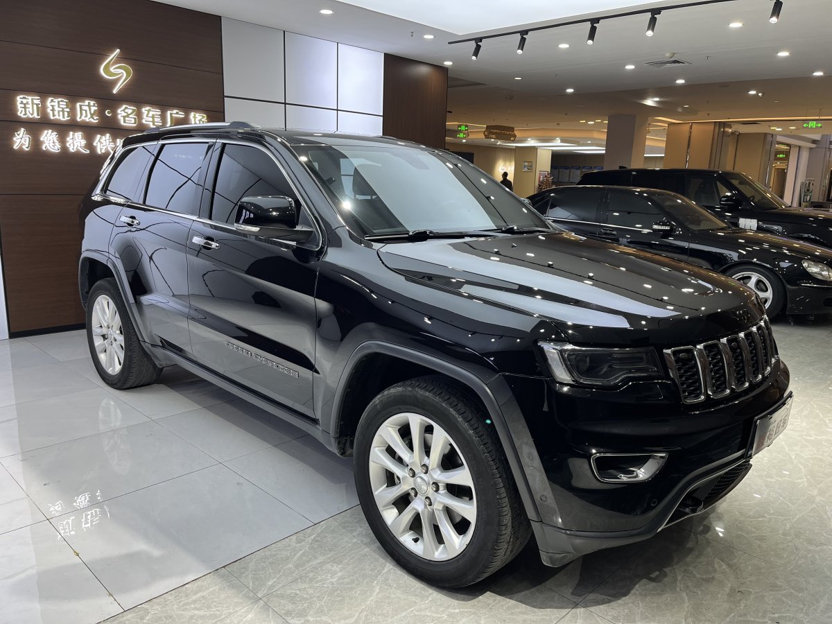 Jeep 大切諾基  2017款 3.0L 精英導(dǎo)航版圖片