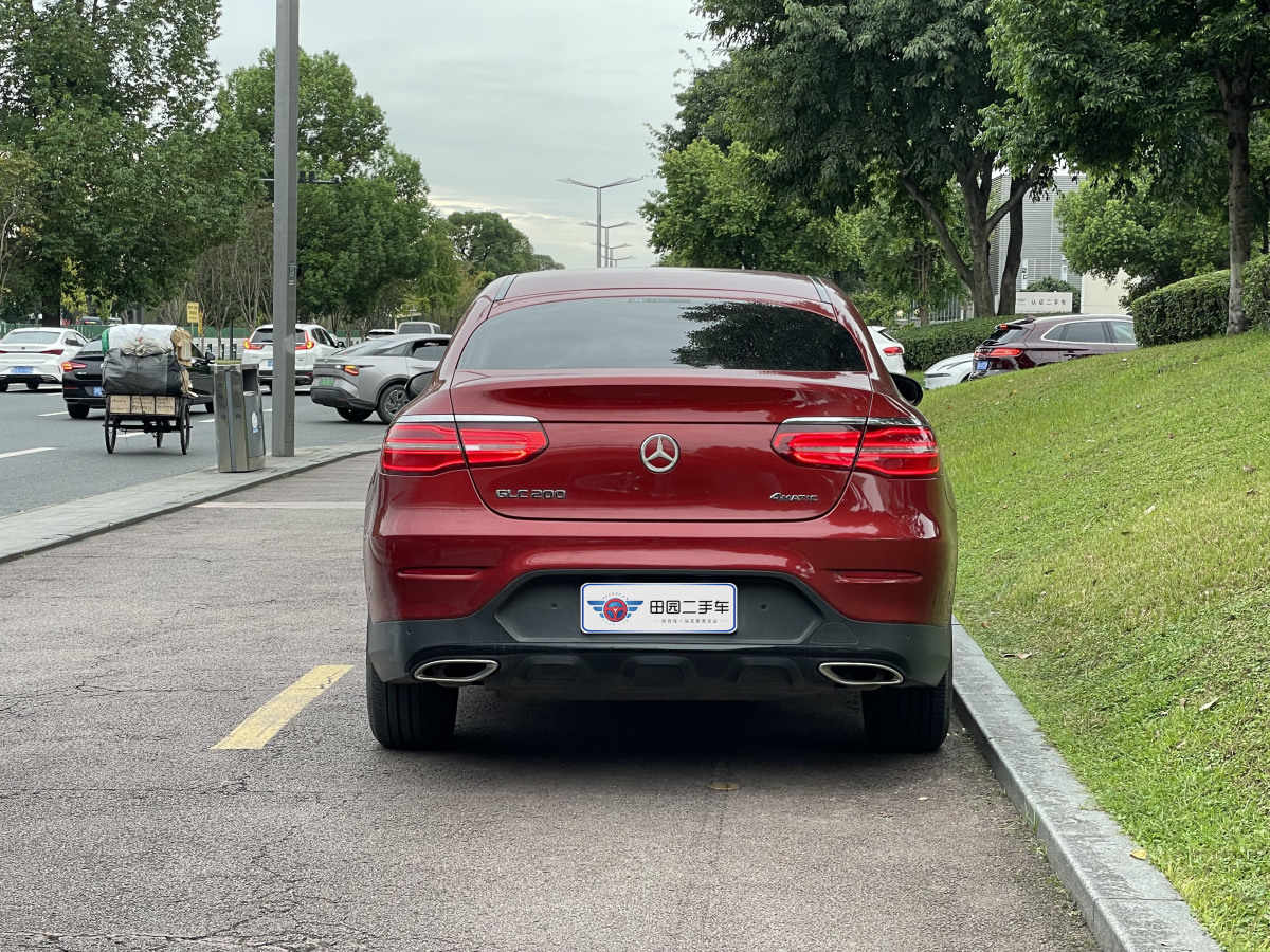 2019年4月奔馳 奔馳GLC  2023款 GLC 300 4MATIC 轎跑SUV