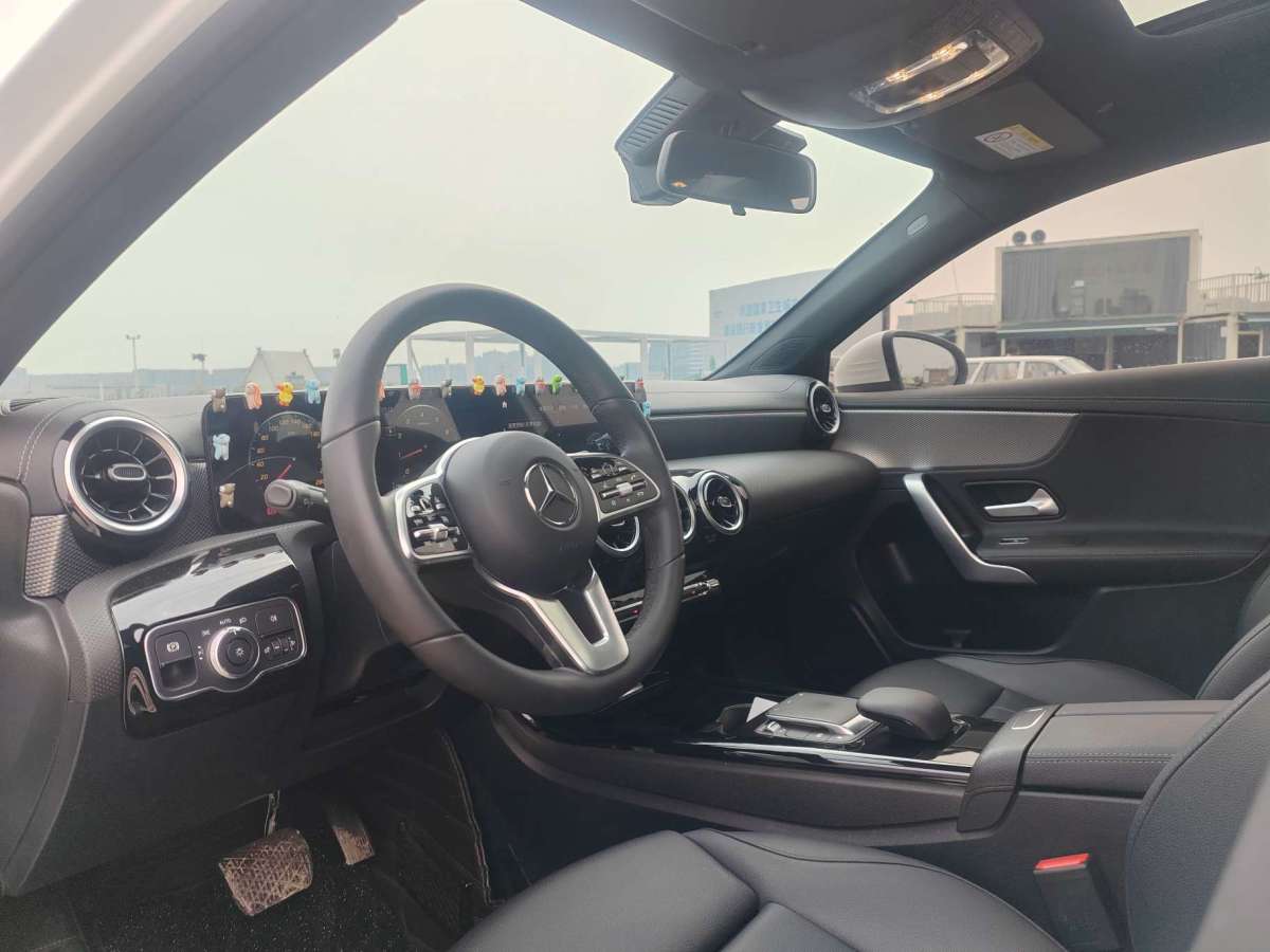 奔驰 奔驰A级  2019款  改款 A 180 L 运动轿车图片