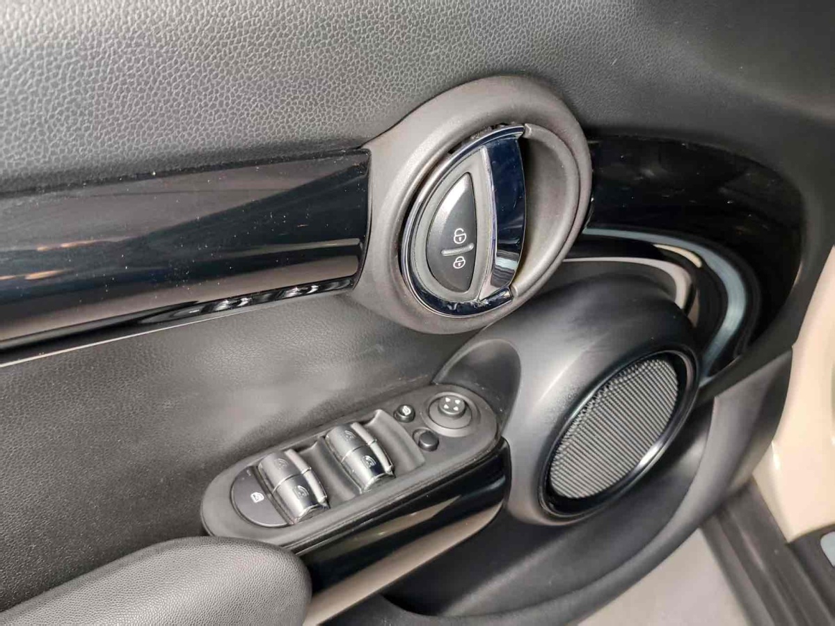 MINI MINI  2022款 改款 1.5T COOPER 藝術(shù)家 五門(mén)版圖片