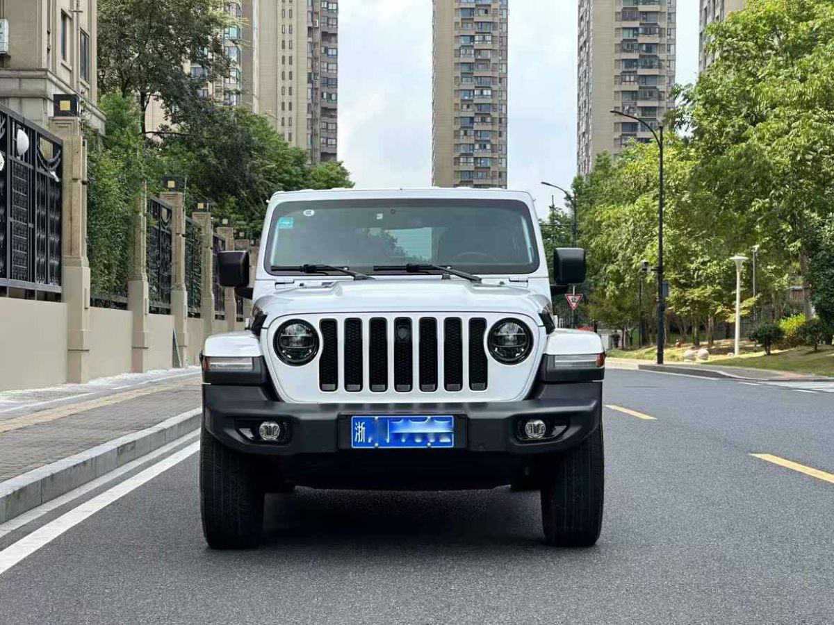 Jeep 牧馬人  2022款 2.0T 高地 阿拉斯加極光綠特別版圖片