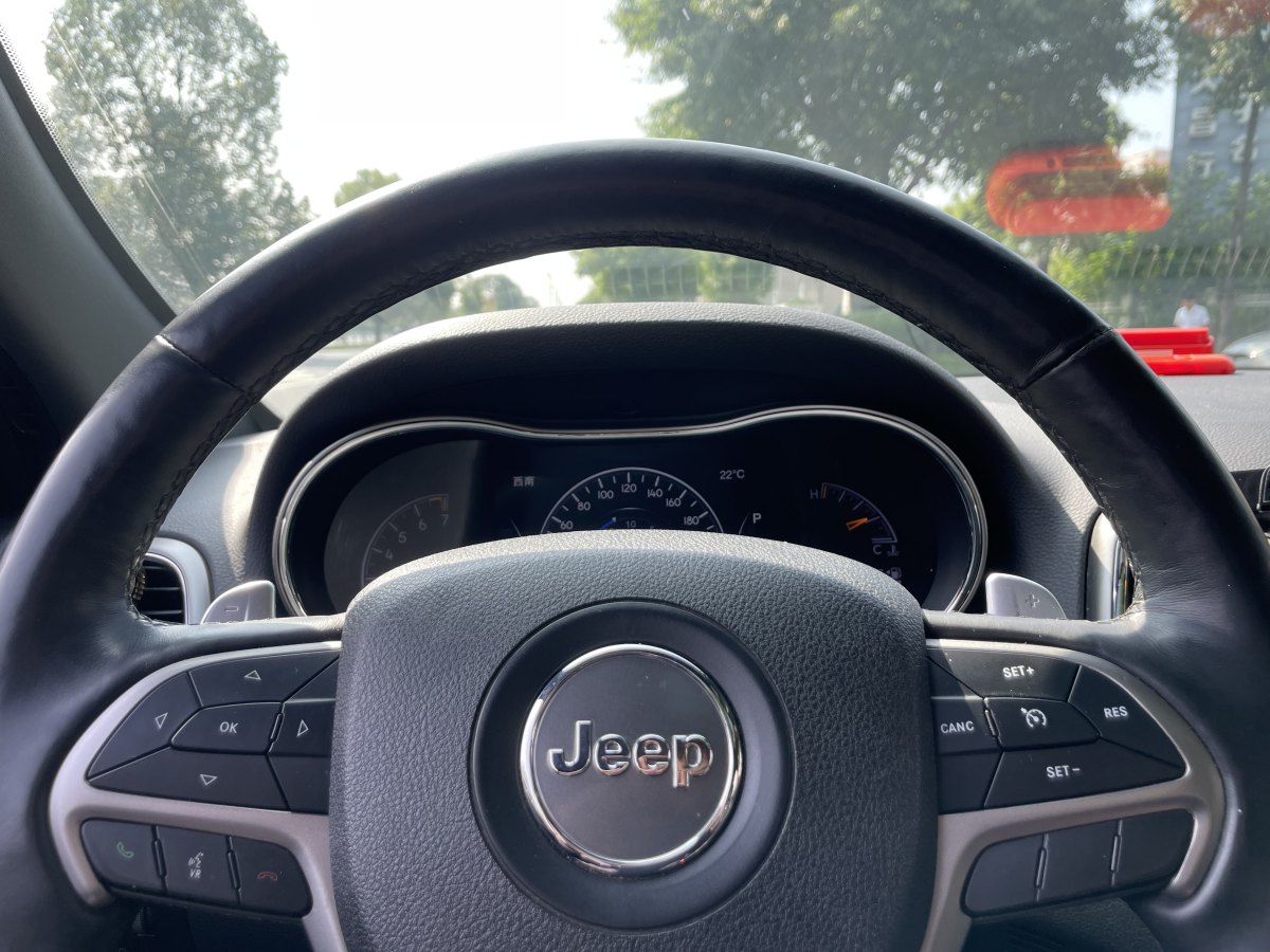 2019年6月Jeep 大切諾基  2017款 3.0L 舒享導(dǎo)航版