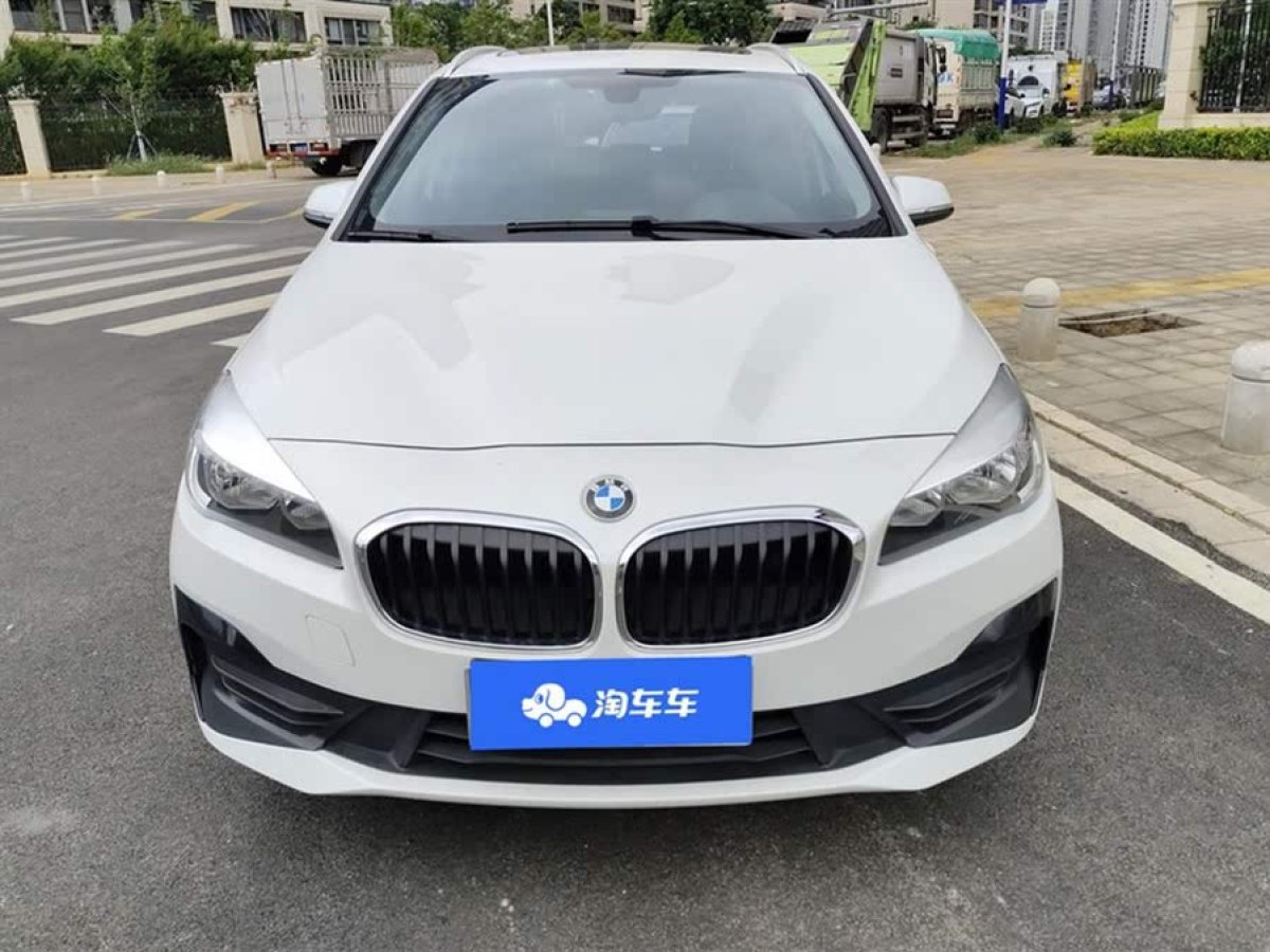 寶馬 寶馬2系多功能旅行車  2019款 220i 領(lǐng)先型圖片