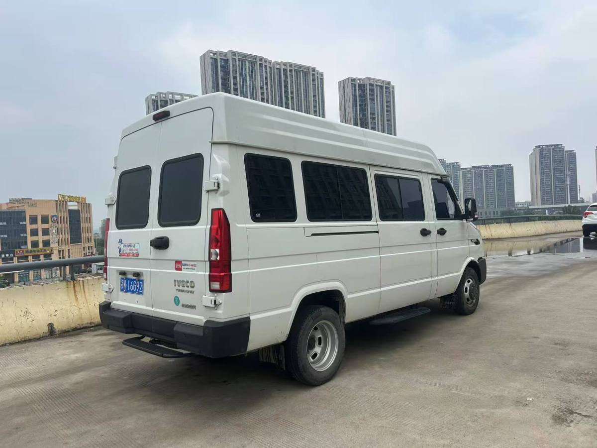 依維柯 得意  2023款 2.5T A37M1客車(chē)長(zhǎng)軸中頂雙胎側(cè)拉門(mén)5-9座圖片