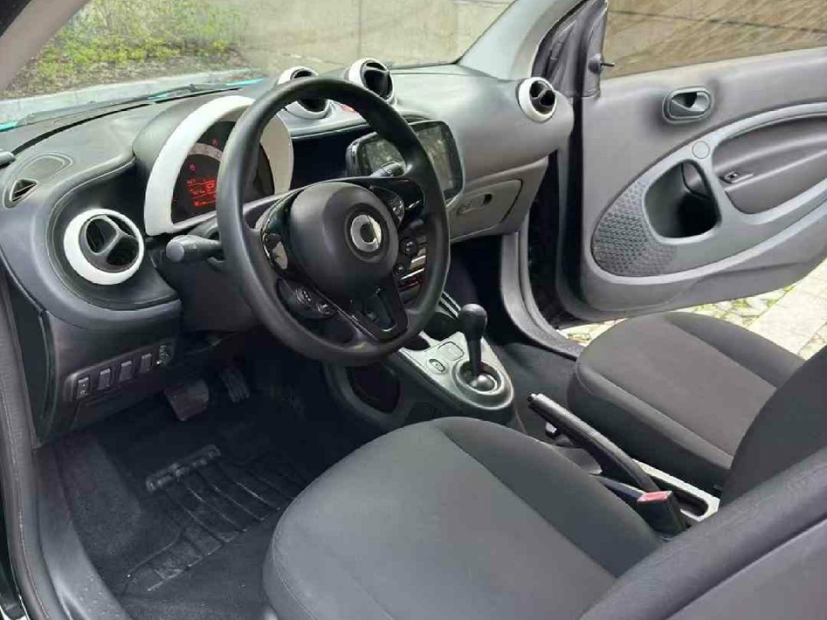 2016年1月smart forfour  2016款 0.9T 66千瓦先鋒版