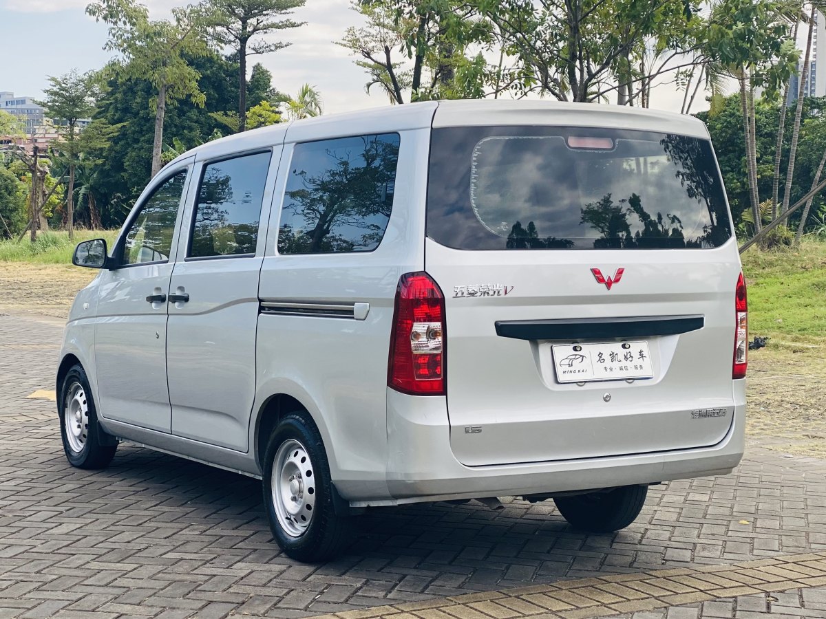 五菱 五菱榮光V  2019款  1.5L廂式運(yùn)輸車實(shí)用型圖片