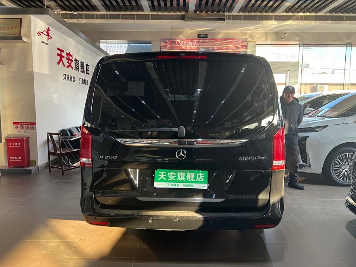 奔馳 V級(jí)  2022款 V 260 領(lǐng)航版圖片