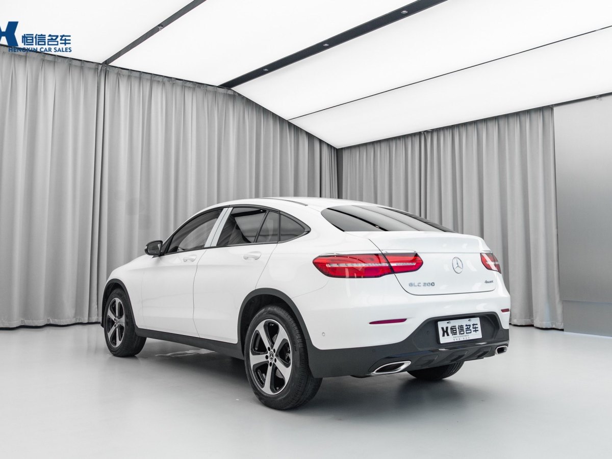 2019年1月奔馳 奔馳GLC  2023款 GLC 300 4MATIC 轎跑SUV