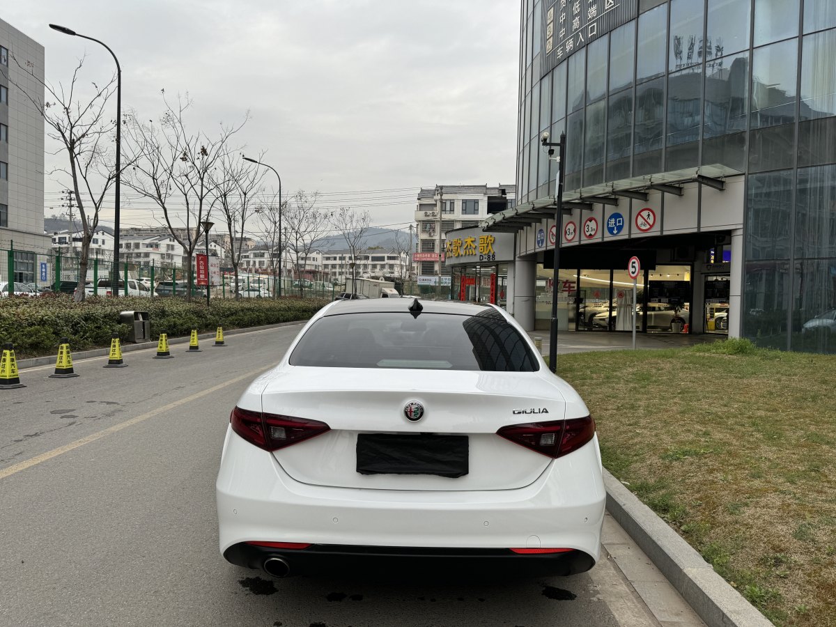 阿尔法·罗密欧 Giulia  2017款 2.0T 200HP 豪华版图片