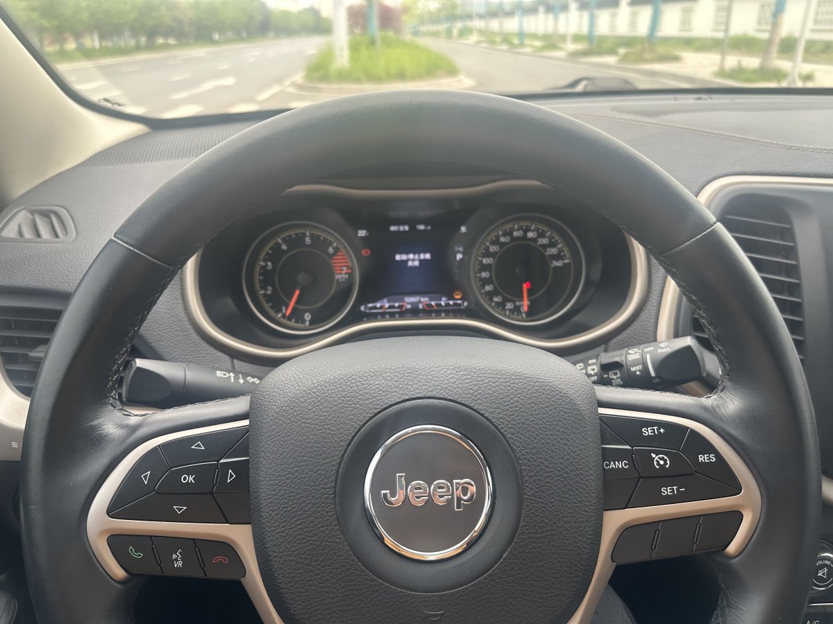 2018年10月Jeep 自由光  2017款 2.0L 优越版