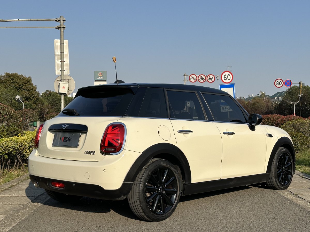 2020年11月MINI MINI  2020款 1.5T COOPER 藝術(shù)家 五門(mén)版