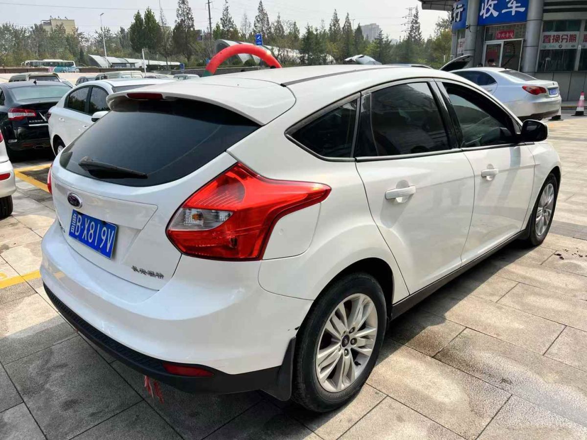 福特 ?？怂? 2014款 兩廂經(jīng)典 1.8L 自動(dòng)酷白典藏版圖片