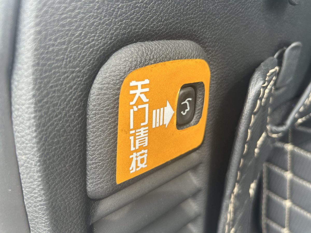Jeep 大切諾基  2017款 3.0L 精英導(dǎo)航版圖片
