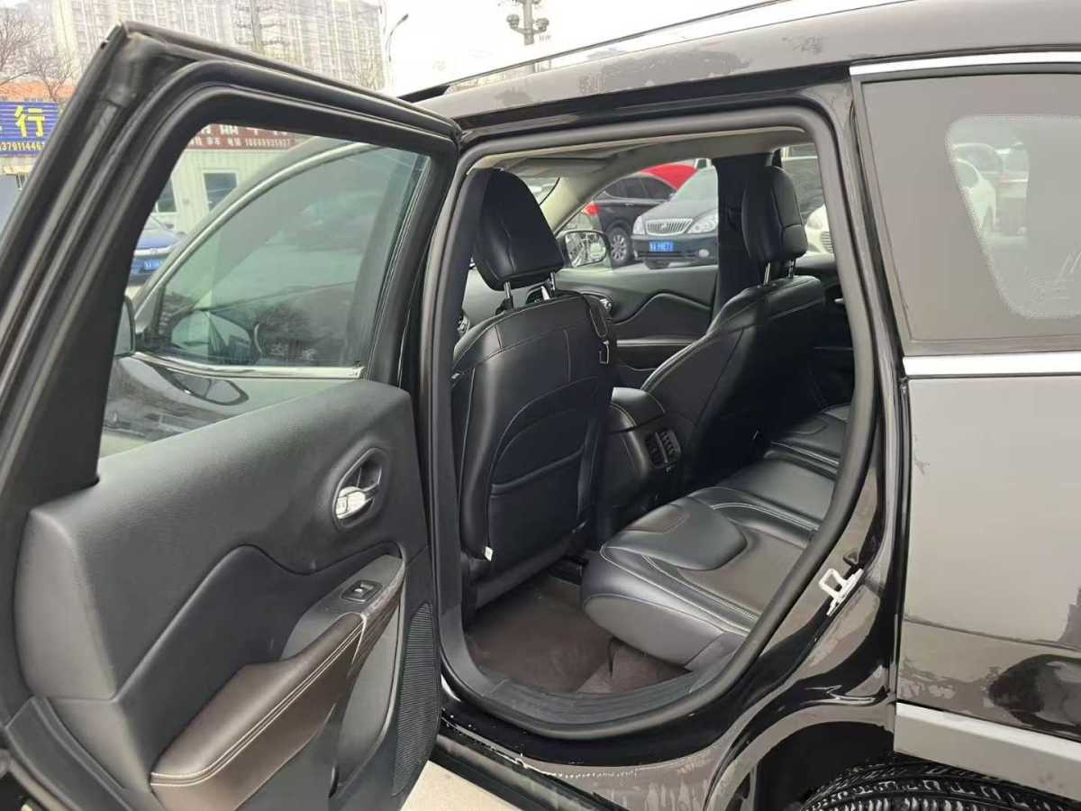 Jeep 自由光  2016款 2.4L 專業(yè)版圖片