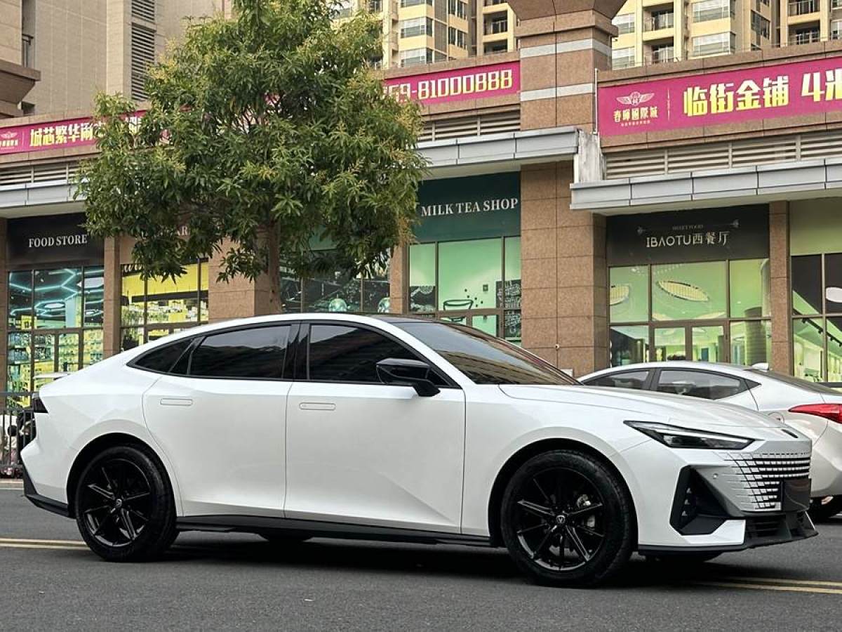 長(zhǎng)安 長(zhǎng)安UNI-V  2022款 1.5T 尊貴型圖片